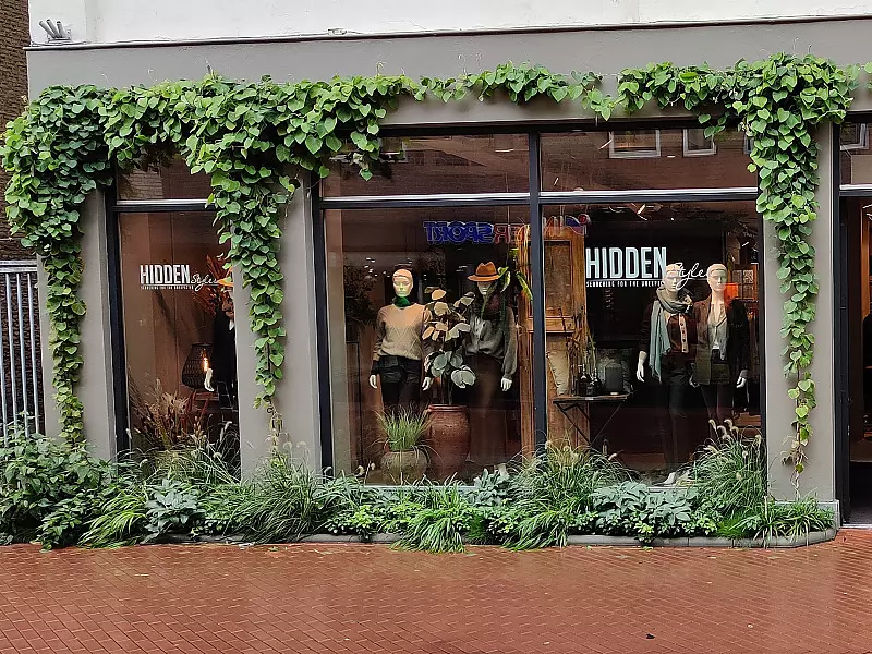 Overzichtsfoto Hidden Styles brengt eenheid in winkelconcept naar buiten met groene gevel